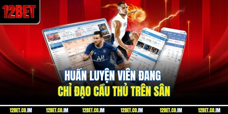 Huấn luyện viên đang chỉ đạo cầu thủ trên sân